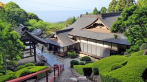 空海が十一面観音を刻んだと伝わる第27番札所・神峯寺の風景