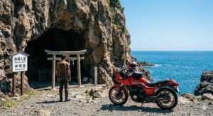 室戸岬の御厨人窟の鳥居前に停まる赤いバイク(GPz400)と、右手に広がる太平洋の青い海
