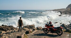 室戸の荒々しい岩場に停めた赤いバイク(GPz400)と、太平洋の白波を見つめるライダーの後ろ姿